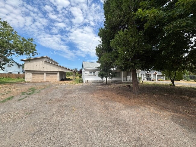 Building Photo - Great Home With Lots of Space
