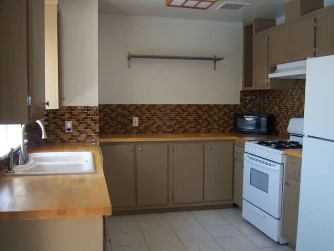 Photo - 3BD/2BA Single Family Home with POOL! –  $200 OFF FIRST MONTHS RENTS