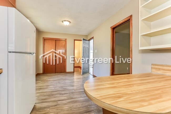 Photo - 805 W 58th St