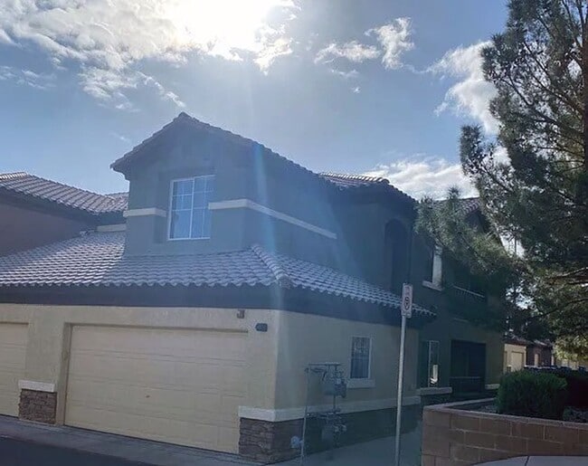 Photo - SHOWINGS AVAILABLE NOW Unidad 2063