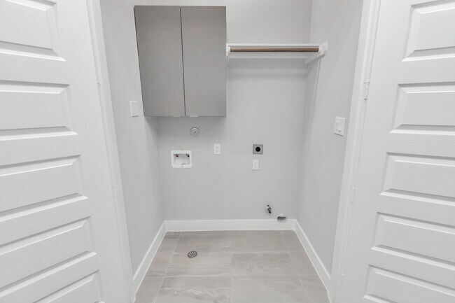 Building Photo - 5818 Burt St