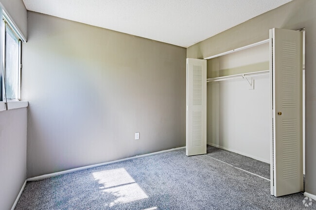 2BR, 2BA - 940 SF - The Boulevard Apartments