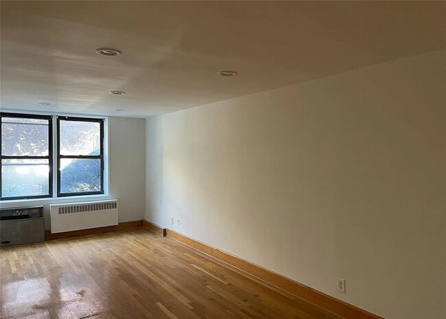 Photo - 35-20 Leverich St