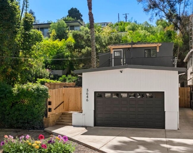 Building Photo - 3646 Curlew St Unit 1 - Main House