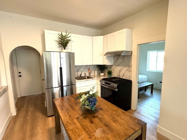 Building Photo - 4 Bed 2 Bath in Echo Park with Back Patio Rental