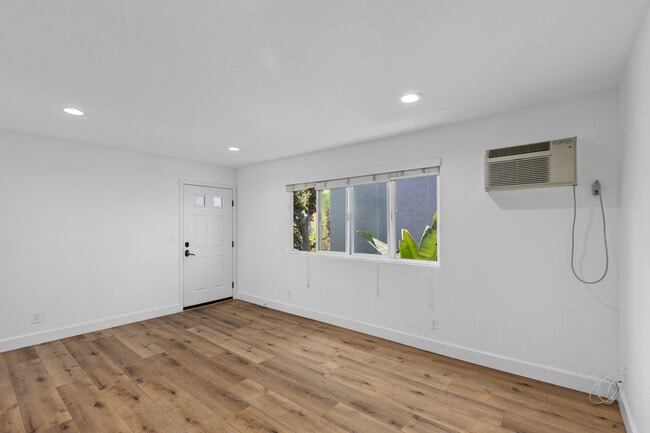 Photo - 725 Washington Heights Rd Unidad #28