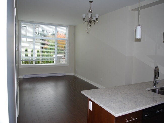 Photo - 662-662 Goldstream Ave