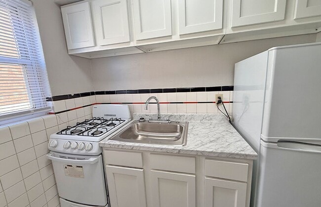 Building Photo - 948 Ludlow Ave Unit 948-03