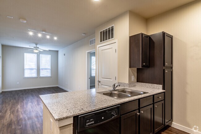 2BR, 2BA - 918SF