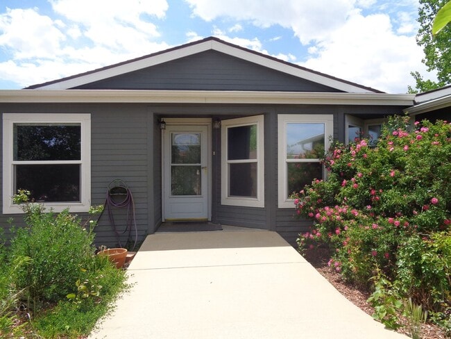 Building Photo - Spacious Ranch-Style Home Available NOW!