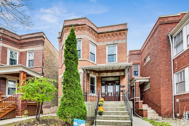 Building Photo - 2215 W Addison St Rental