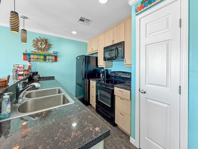 Photo - 9520 Seawall Blvd