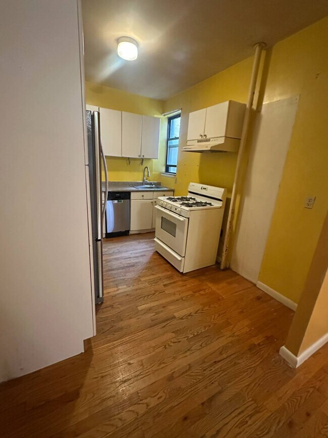 Photo - 31-46-46 35th St