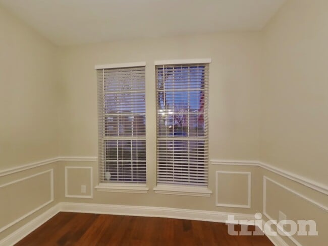 Photo - 2304 Greenview Dr