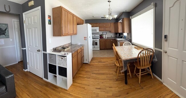 Photo - 707 E 15th St