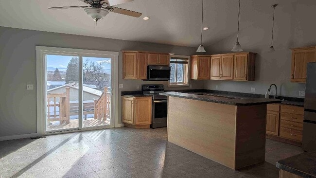 Photo - 916 Ave E NW