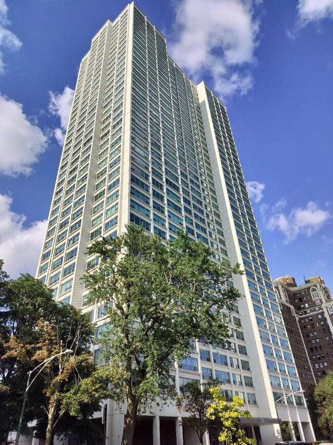 Building Photo - 1700 E 56th St Unit 409