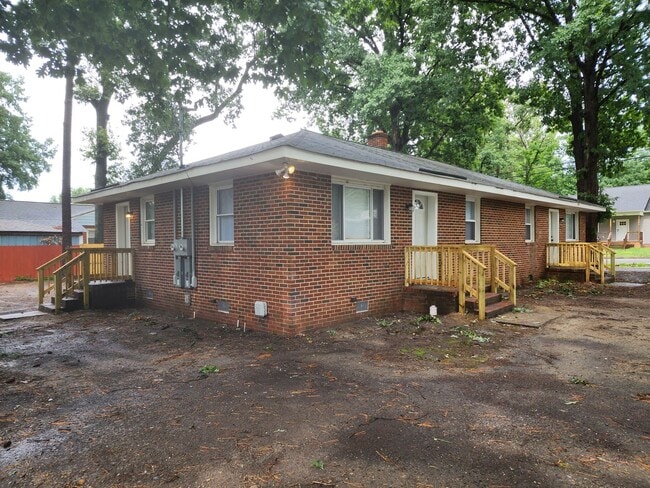 Building Photo - Fully Renovated 2 Bedroom Duplex! Rental
