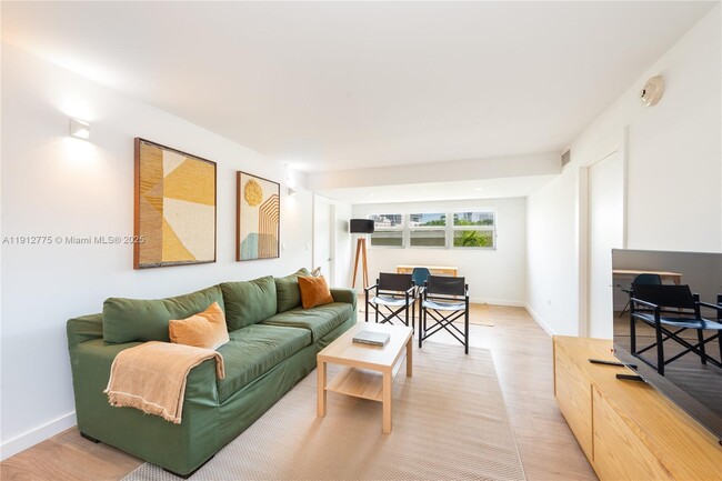 Building Photo - 1881 Washington Ave Unit 3D