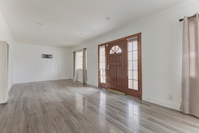 Photo - 10733 Louise Ave