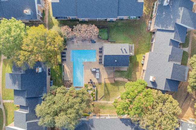 Piscina - Whispering Oaks Apartments
