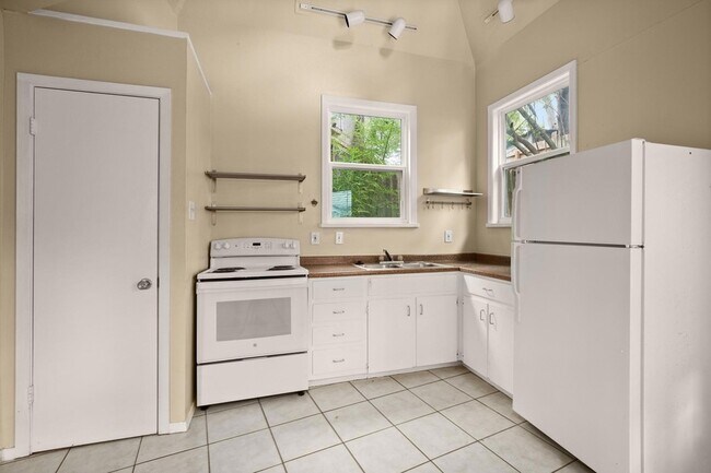 Photo - 3302 Hemlock Ave