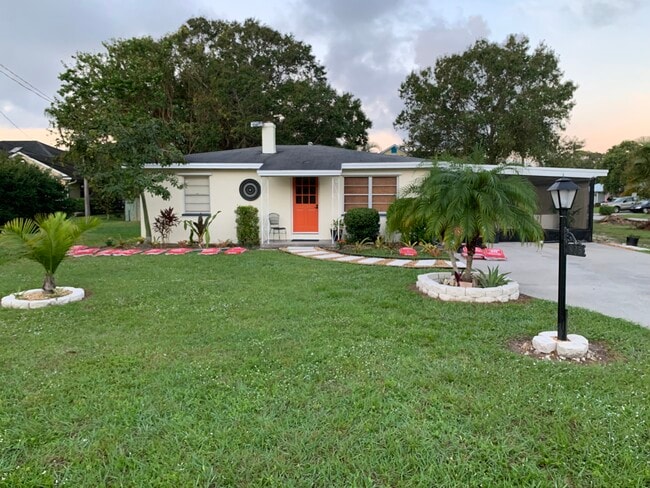 FRONT - 825 20th Ave Casa