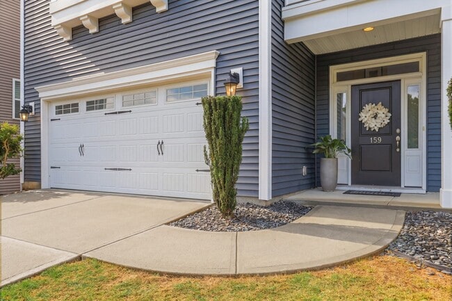 Photo - Spacious 4/3 Available July 15th
