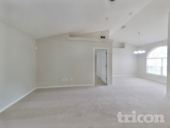 Photo - 2750 Archer St