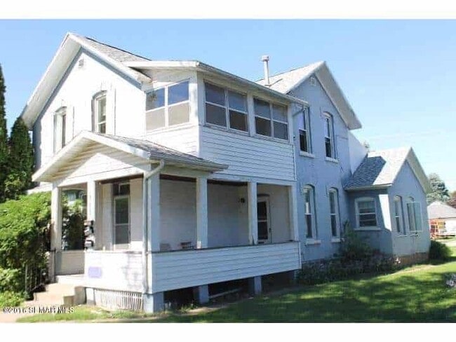 Building Photo - 460 E 6th St