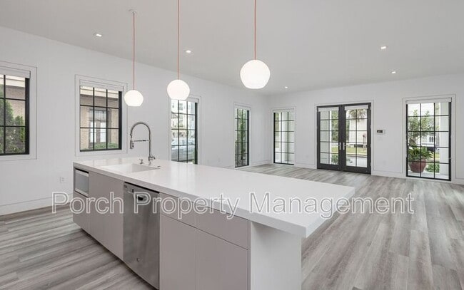 Photo - 207 E Intendencia St