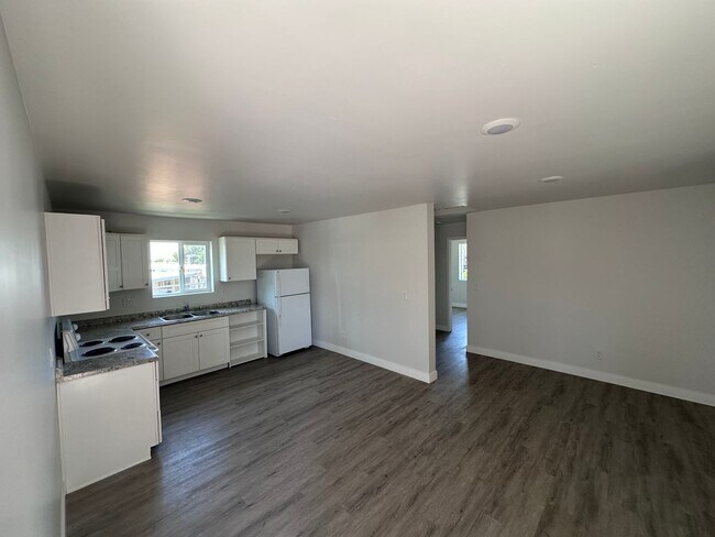 Building Photo - 218 Doolittle Dr Unit B Rental