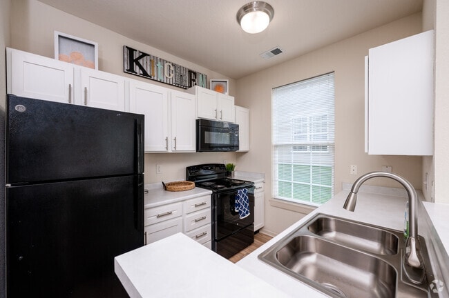 2BR, 2BA - 1,006SF - Kitchen
