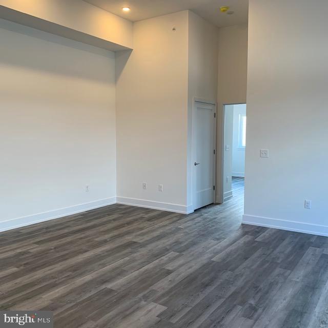 Building Photo - 6164 Ridge Ave Unit 302