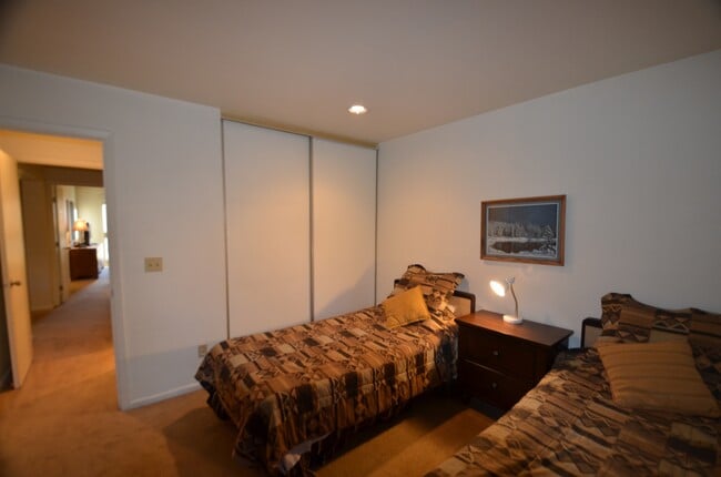 Building Photo - Long Winter Lease!  Fully Furnished, on bu... Rental