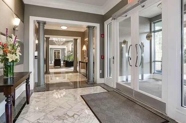 Entrada segura al edificio - 851 N Glebe Rd Unidad 2007