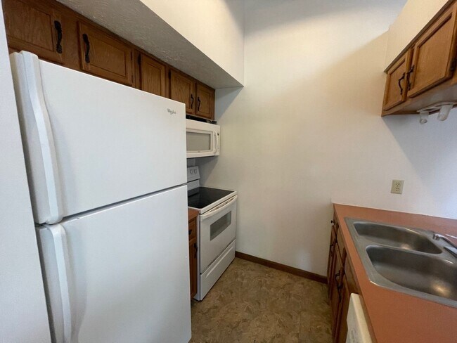 Leslie Manor Apartments
