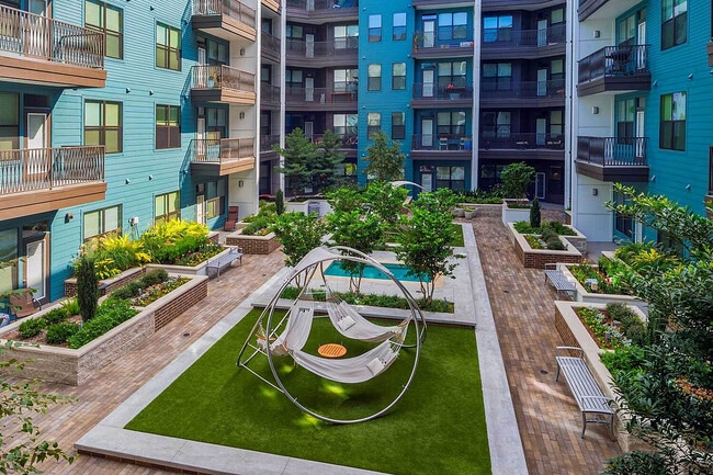 PearlWashington_ext_courtyard-1