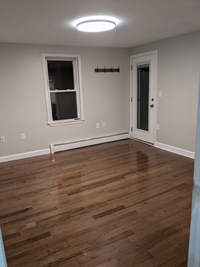 Living room and entrance door to covered porch - 15 Osgood St Apartamentos Unidad 1