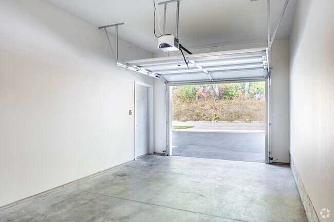 2BR, 2BA - 1004SF - Garage