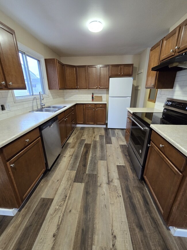 Photo - 912 9 St