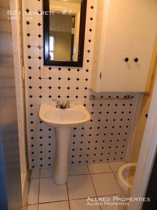 Photo - 621 N Leverett Ave Unidad #7