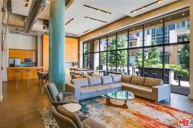 Photo - 133 The Promenade N Unidad #110 -- 2nd floor only Rental