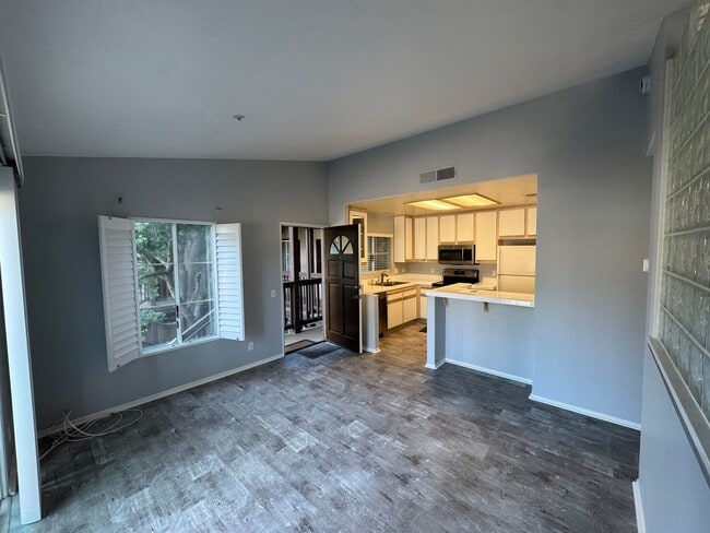 Photo - Bright & Spacious 1 Bedroom Apartment in Tustin!