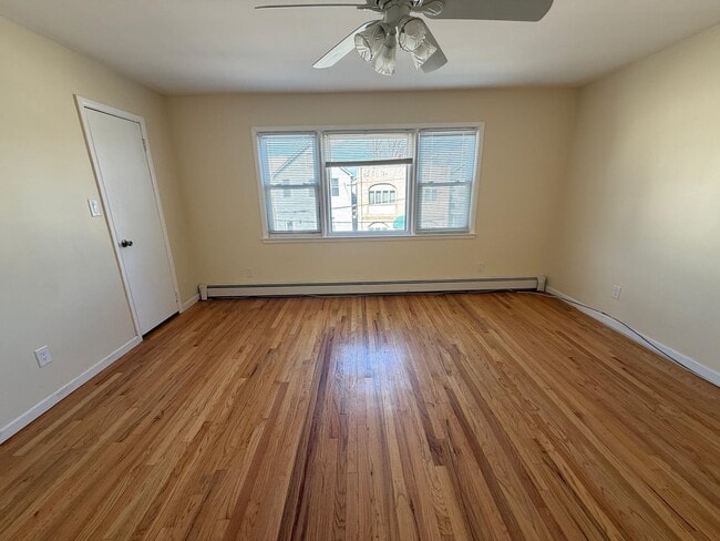 Photo - 10 E 10th St