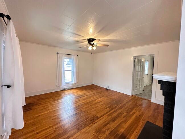 Photo - 219 College St