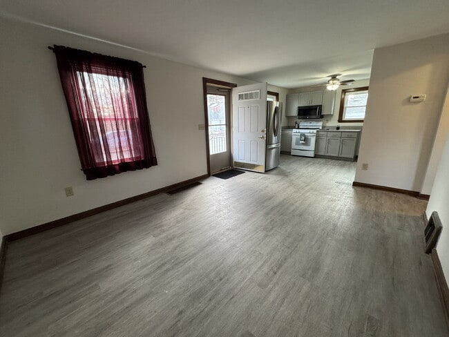 Building Photo - Small in Size, Big on Charm – Updated 1 Bed Home on East Oberlin!