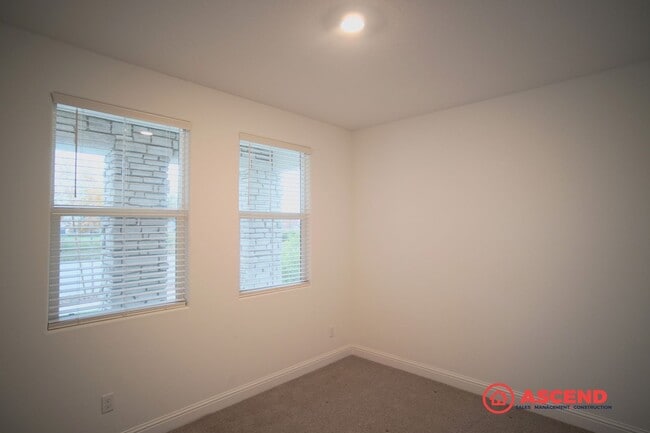 Photo - Luxurious 5 bedroom located in Gossamer Grove!