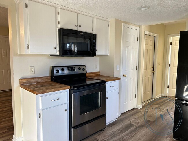 Photo - 196 Wayfair Ln