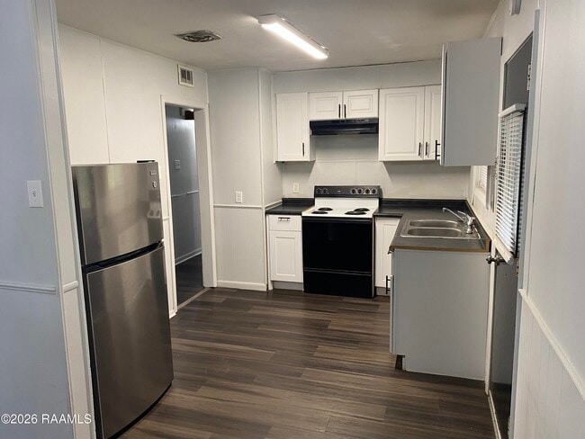 Photo - 719 Bluebell St